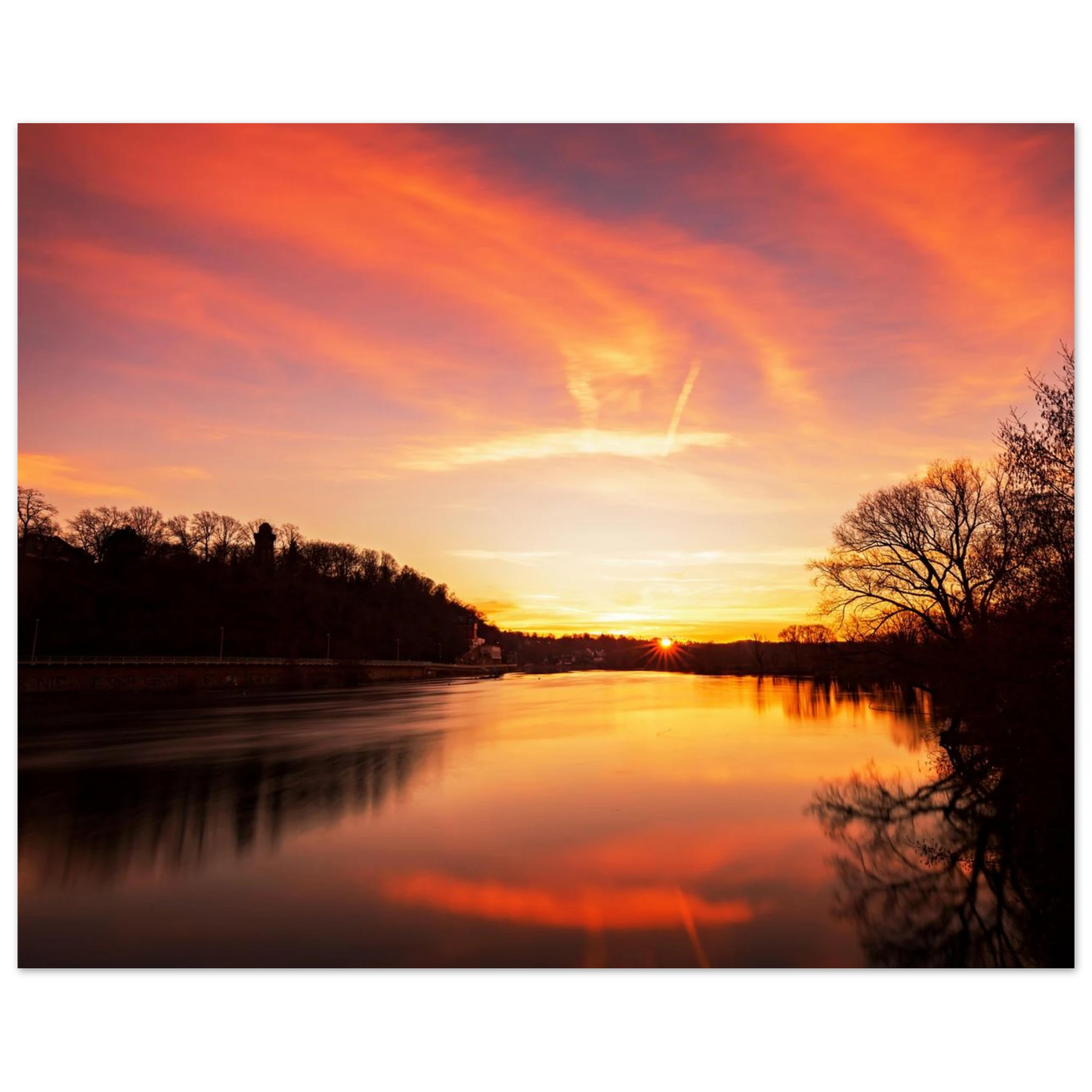 Wandbild dramatischer sonnenuntergang am fluss leuchtende himmelskunst fuer ihr zuhause in ihrer wunschgroesse