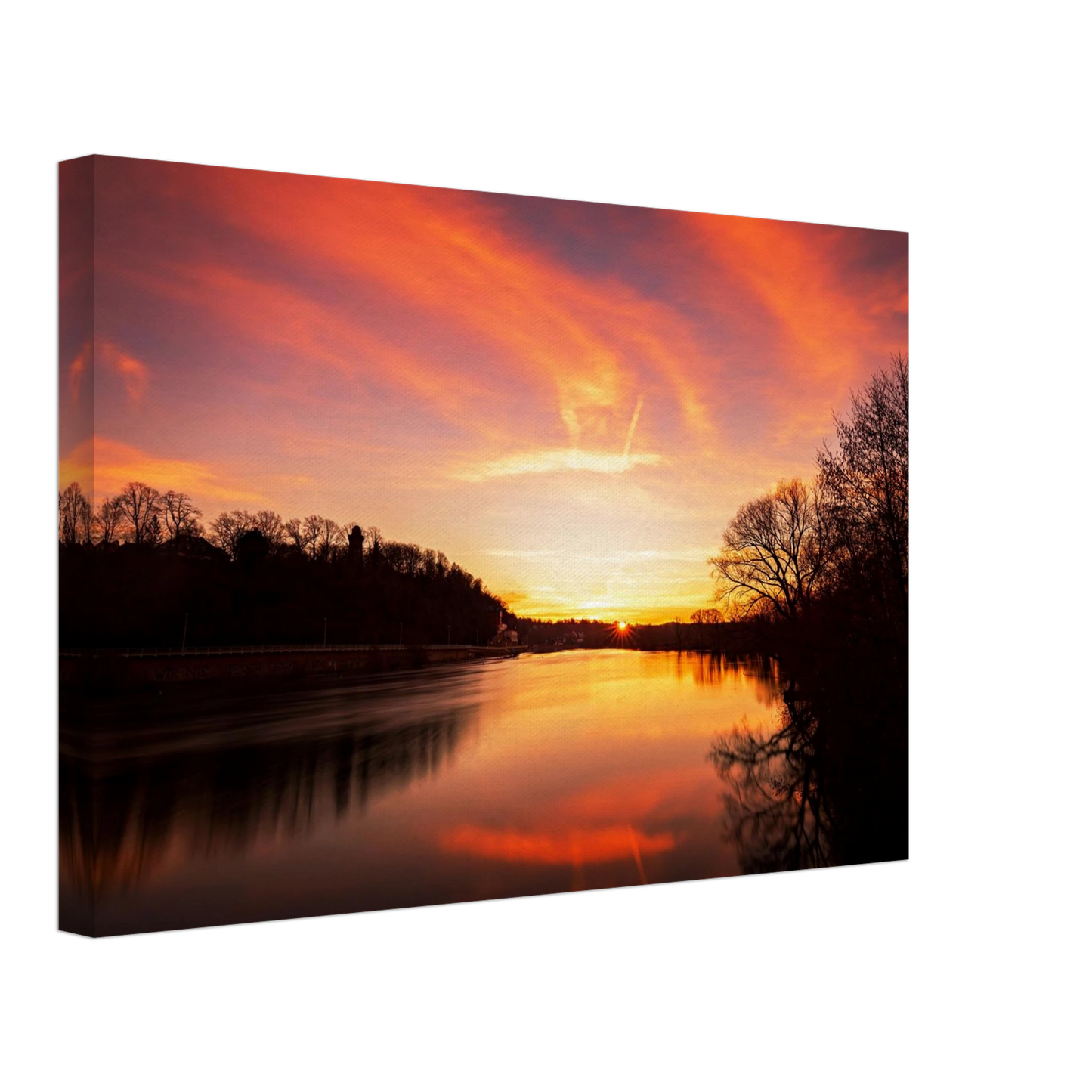 Wandbild dramatischer sonnenuntergang am fluss leuchtende himmelskunst fuer ihr zuhause in ihrer wunschgroesse