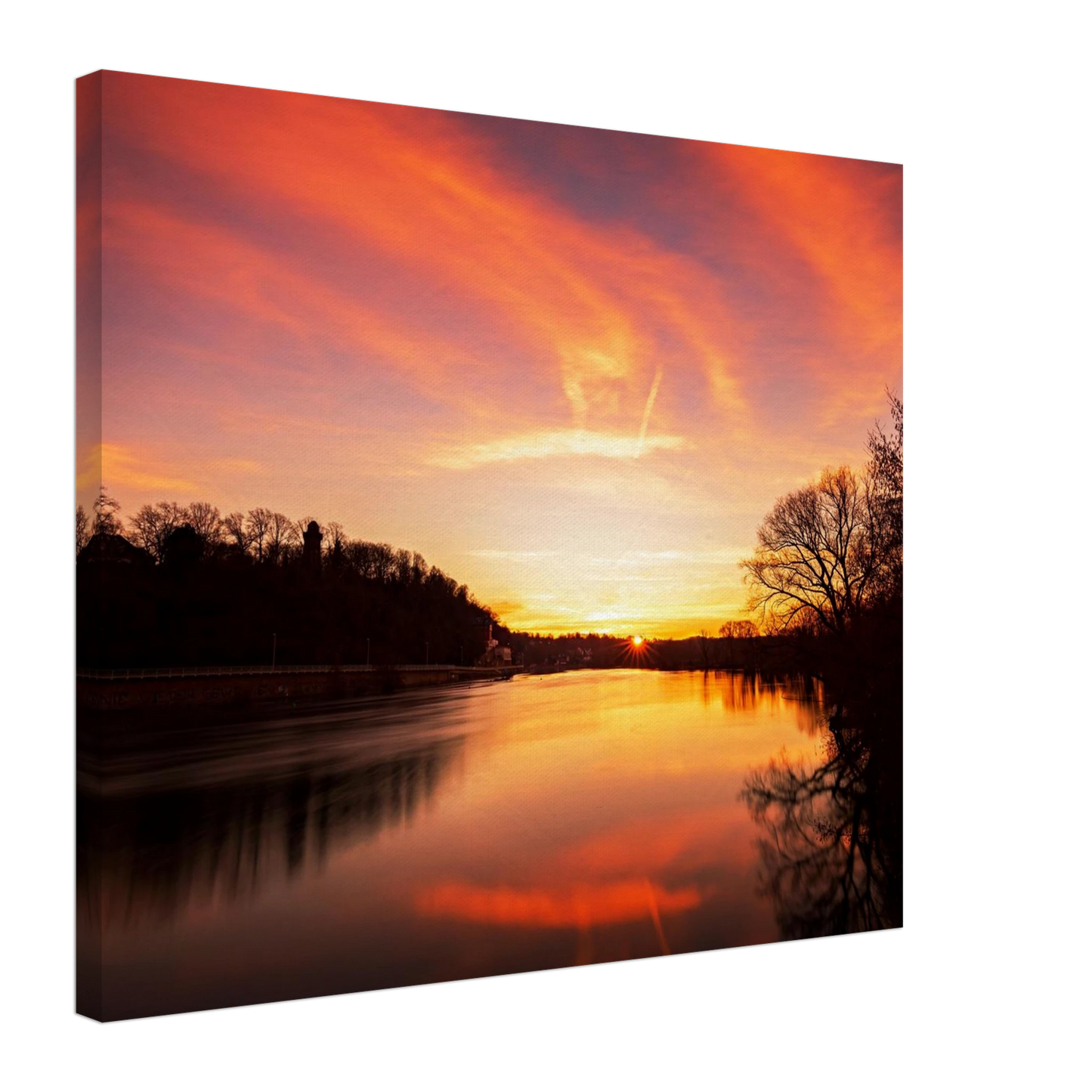 Wandbild dramatischer sonnenuntergang am fluss leuchtende himmelskunst fuer ihr zuhause in ihrer wunschgroesse
