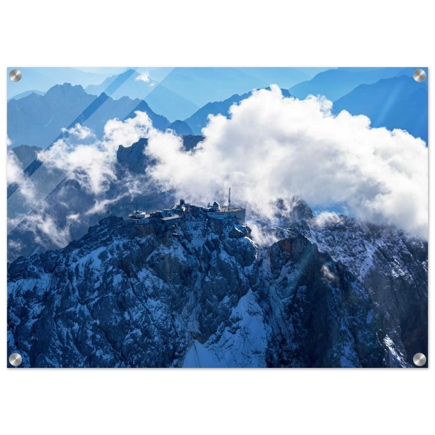 Wandbild alpine majesty gipfelstation im wolkenmeer mit blauen bergsilhouetten
