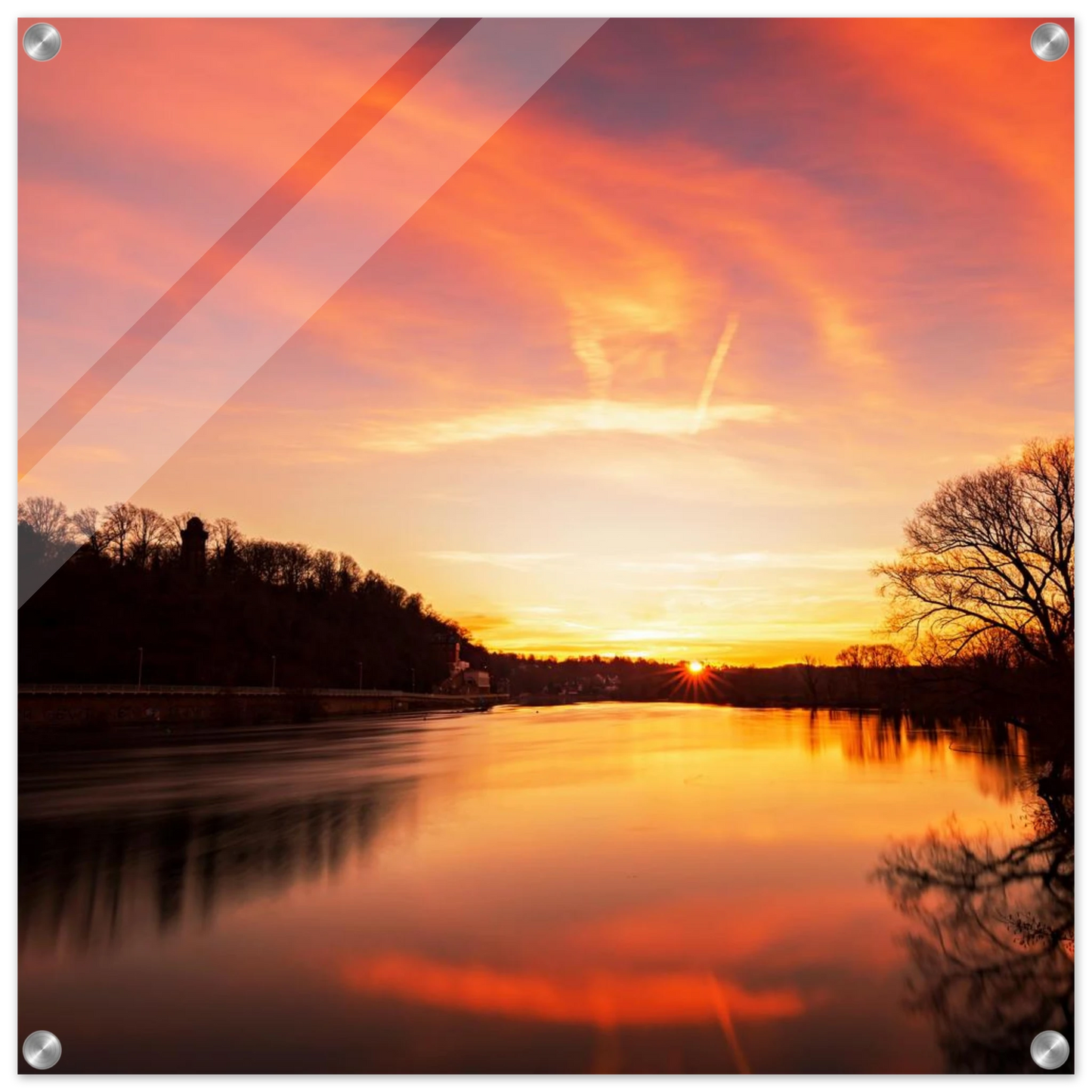 Wandbild dramatischer sonnenuntergang am fluss leuchtende himmelskunst fuer ihr zuhause in ihrer wunschgroesse