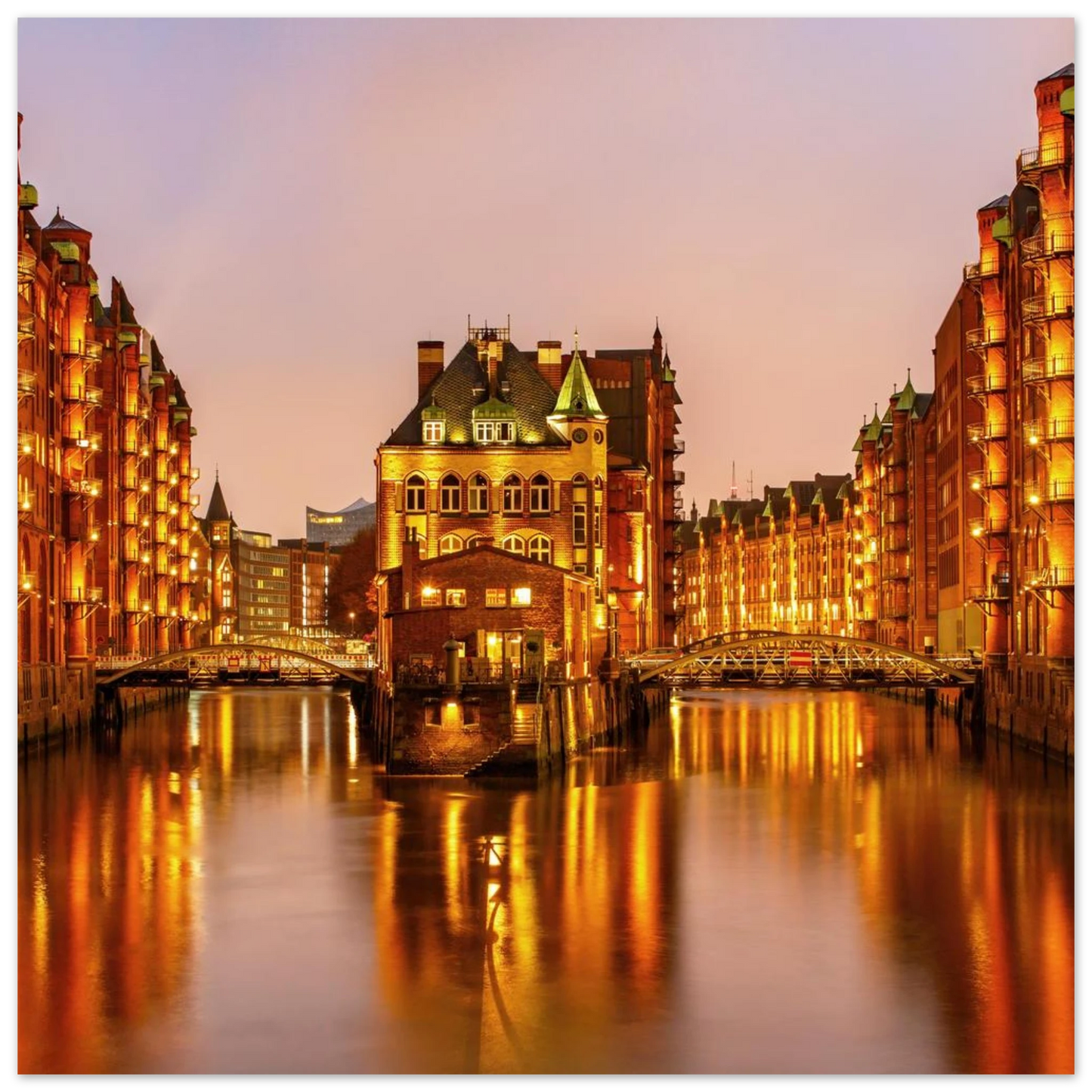 Wandbild speicherstadt hamburg bei daemmerung atmosphaerisches stadtbild als kunstdruck in ihrer wunschgroesse