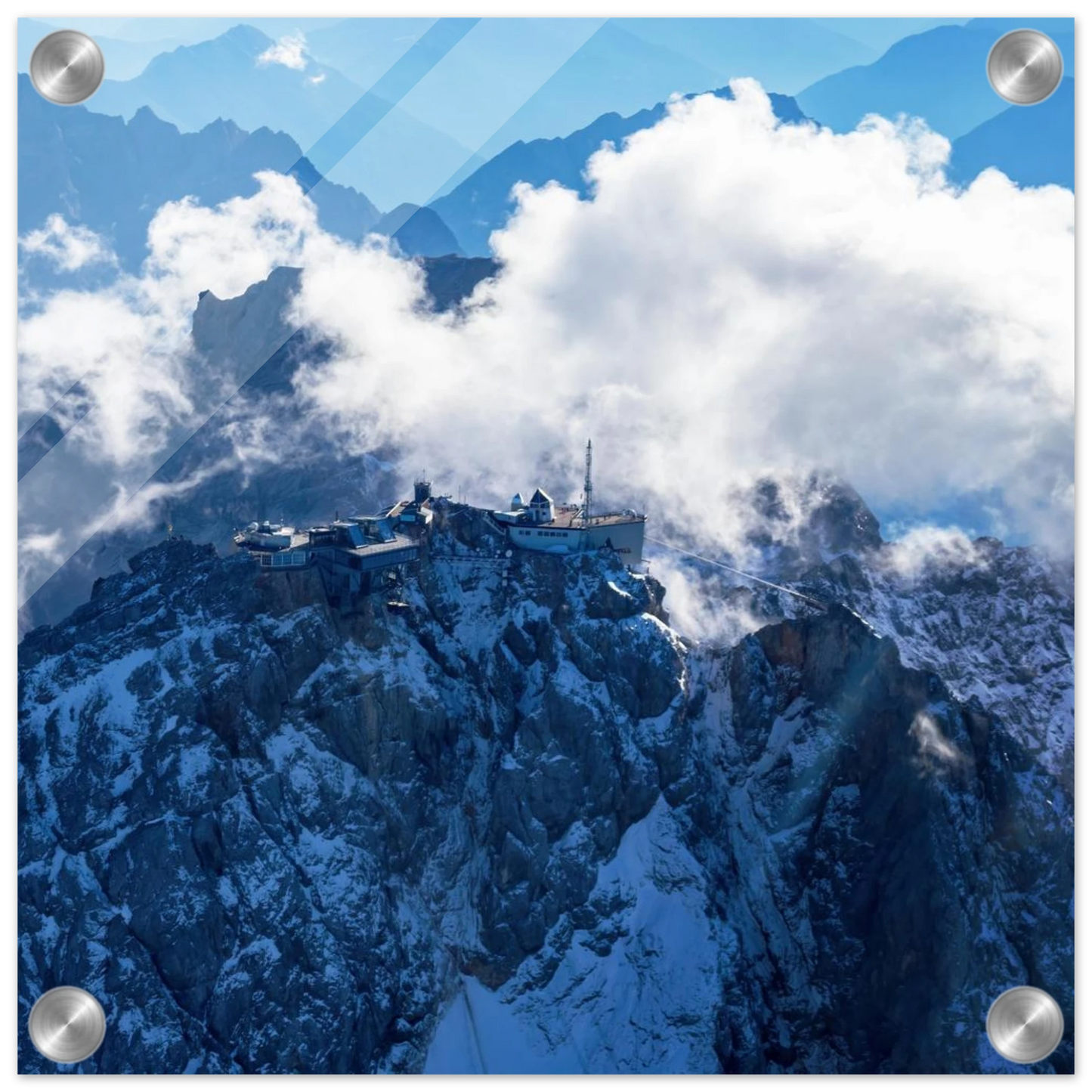 Wandbild alpine majesty gipfelstation im wolkenmeer mit blauen bergsilhouetten
