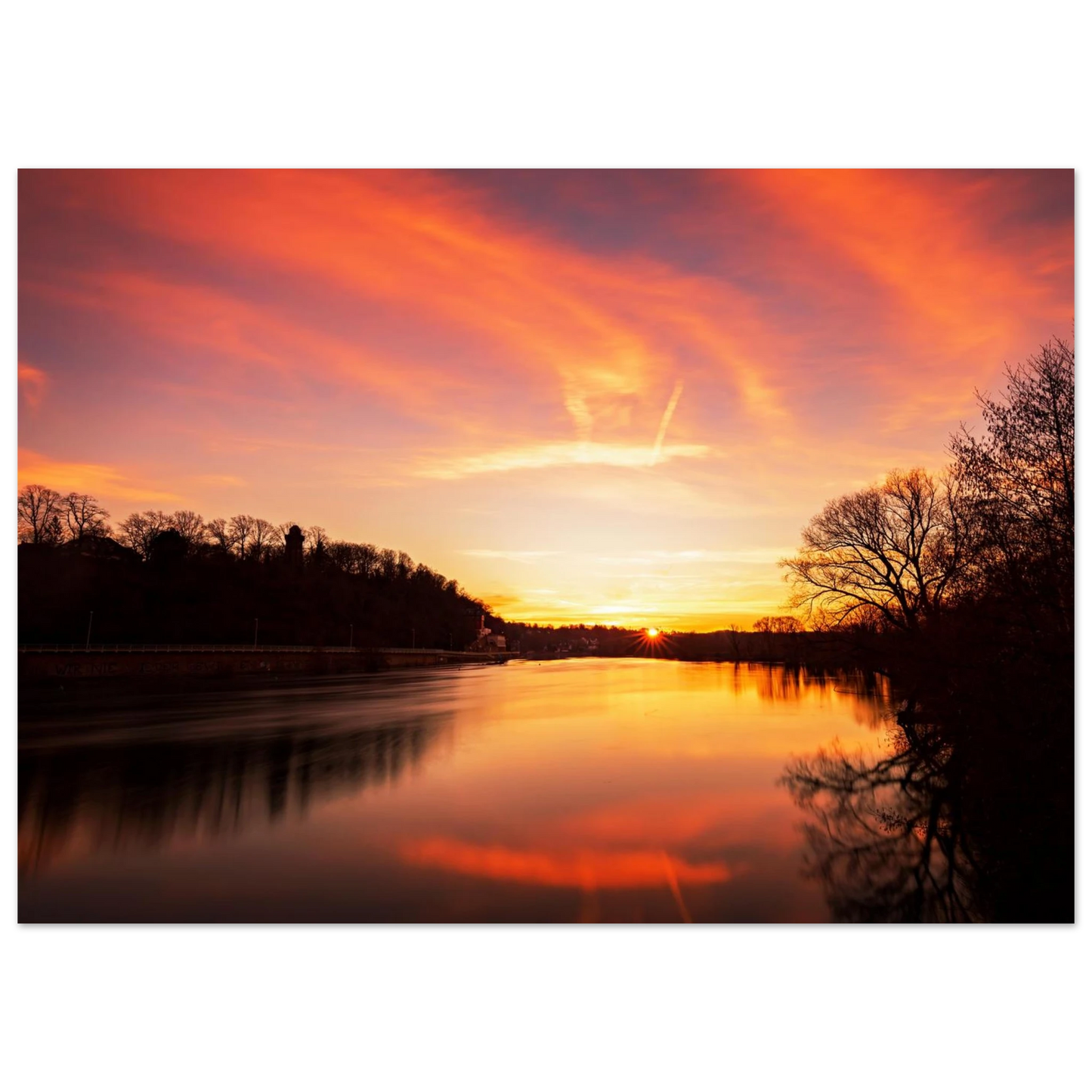 Wandbild dramatischer sonnenuntergang am fluss leuchtende himmelskunst fuer ihr zuhause in ihrer wunschgroesse