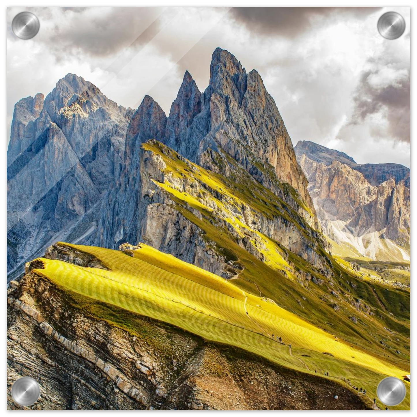 Wandbild seceda alpenglanz atemberaubende dolomiten landschaft mit leuchtenden grashaengen