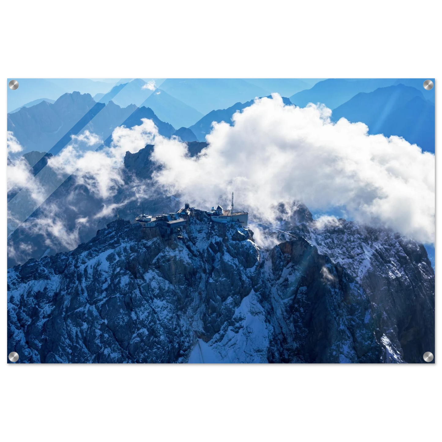 Wandbild alpine majesty gipfelstation im wolkenmeer mit blauen bergsilhouetten