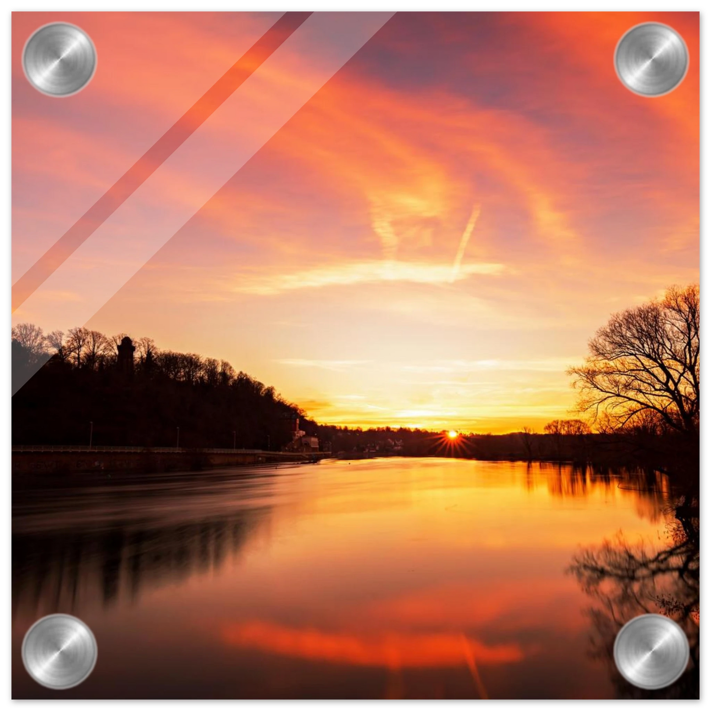 Wandbild dramatischer sonnenuntergang am fluss leuchtende himmelskunst fuer ihr zuhause in ihrer wunschgroesse