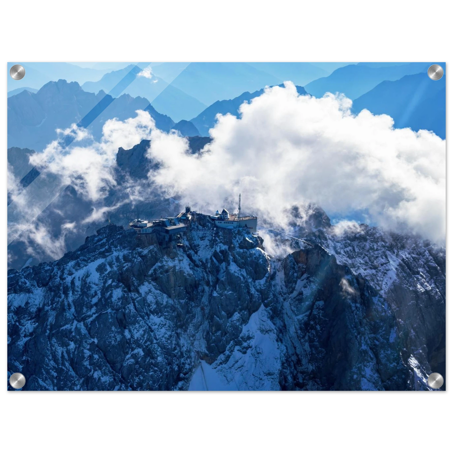 Wandbild alpine majesty gipfelstation im wolkenmeer mit blauen bergsilhouetten
