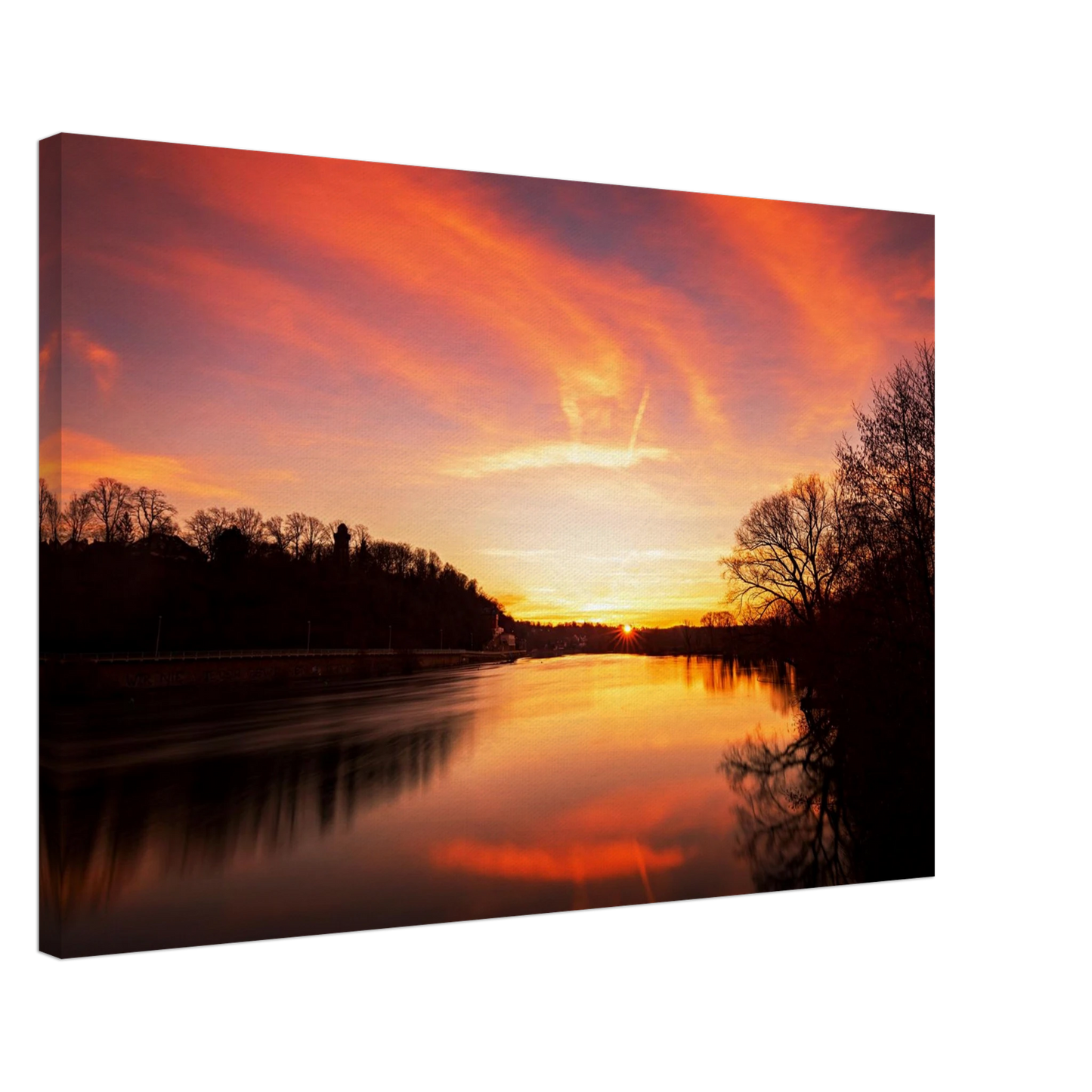 Wandbild dramatischer sonnenuntergang am fluss leuchtende himmelskunst fuer ihr zuhause in ihrer wunschgroesse