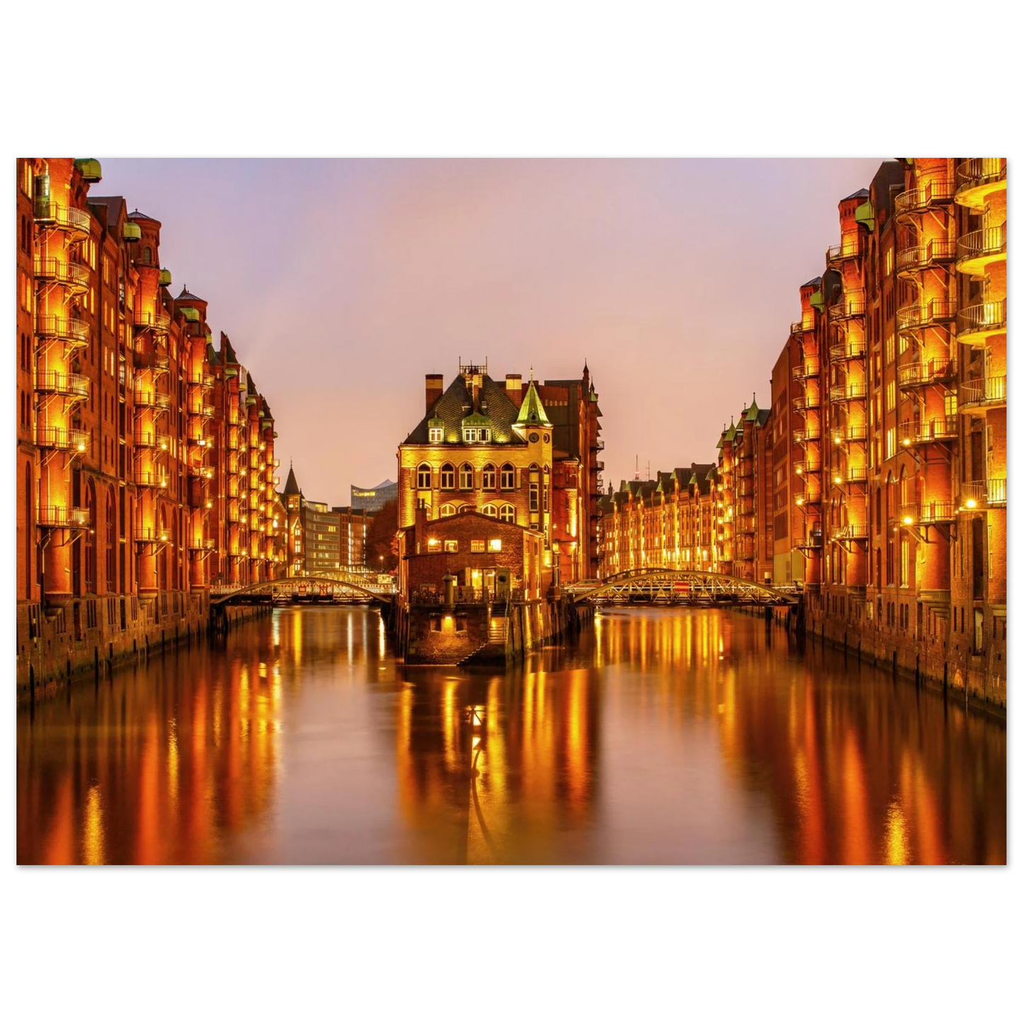 Wandbild speicherstadt hamburg bei daemmerung atmosphaerisches stadtbild als kunstdruck in ihrer wunschgroesse
