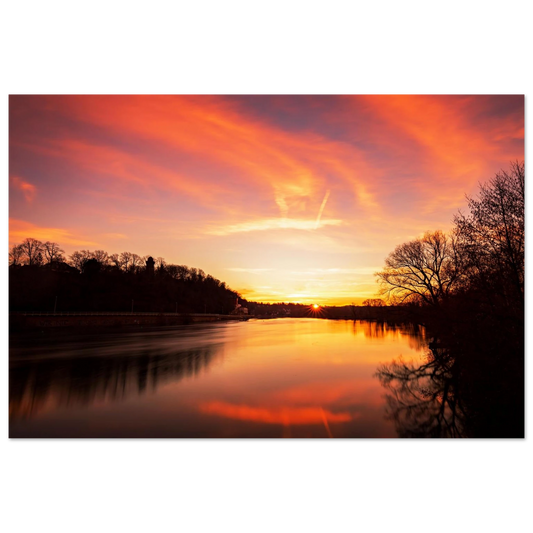 Wandbild dramatischer sonnenuntergang am fluss leuchtende himmelskunst fuer ihr zuhause in ihrer wunschgroesse