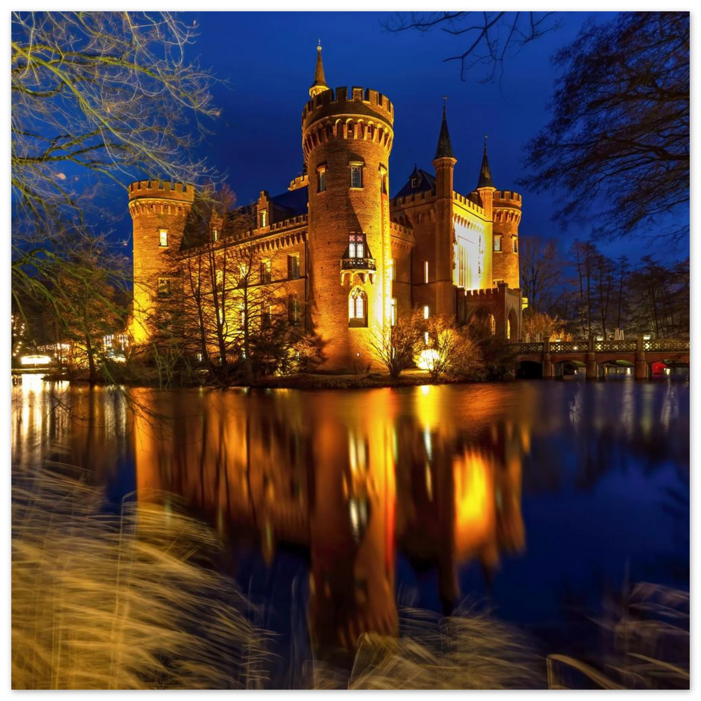 Wandbild schimmerndes schloss bei nacht eine maerchenhafte kulisse in verschiedenen groessen