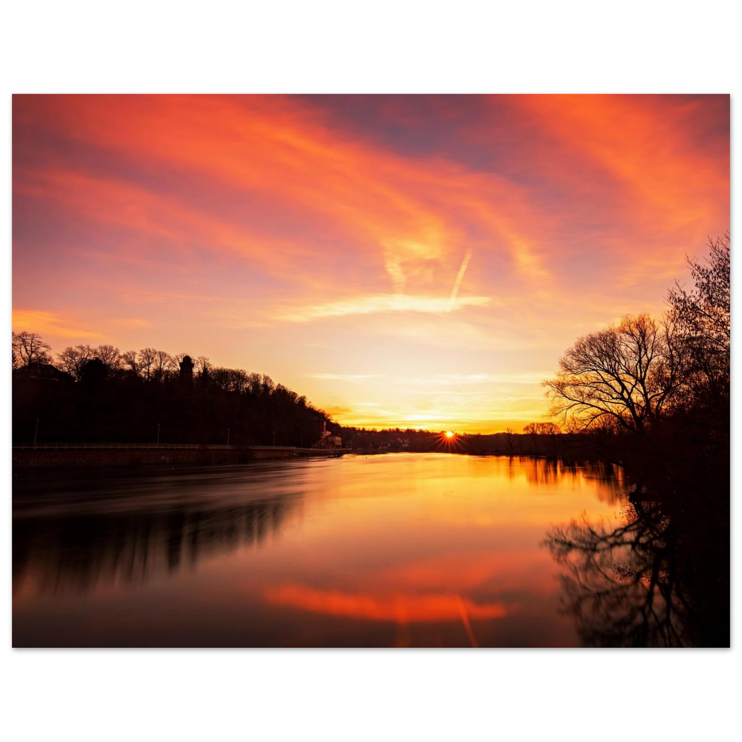 Wandbild dramatischer sonnenuntergang am fluss leuchtende himmelskunst fuer ihr zuhause in ihrer wunschgroesse