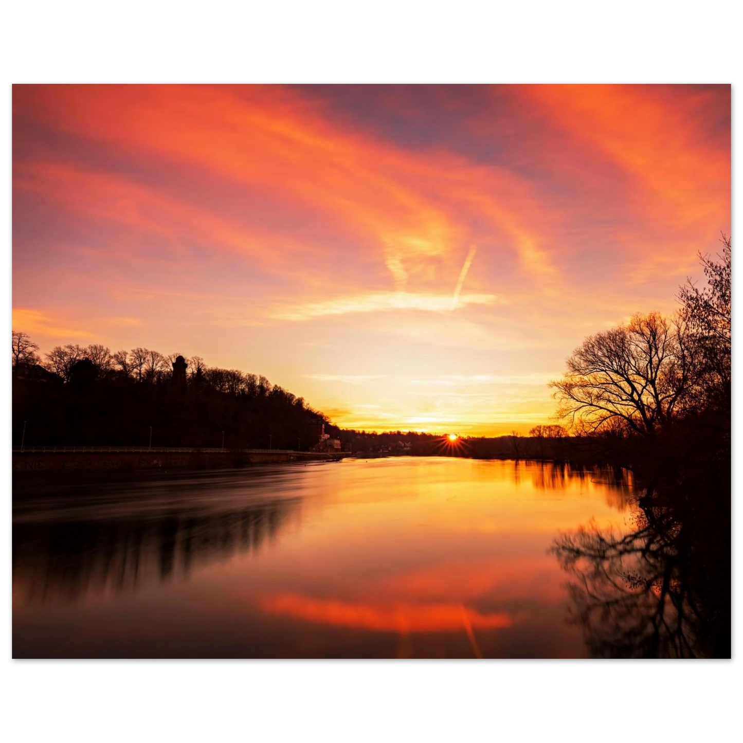 Wandbild dramatischer sonnenuntergang am fluss leuchtende himmelskunst fuer ihr zuhause in ihrer wunschgroesse