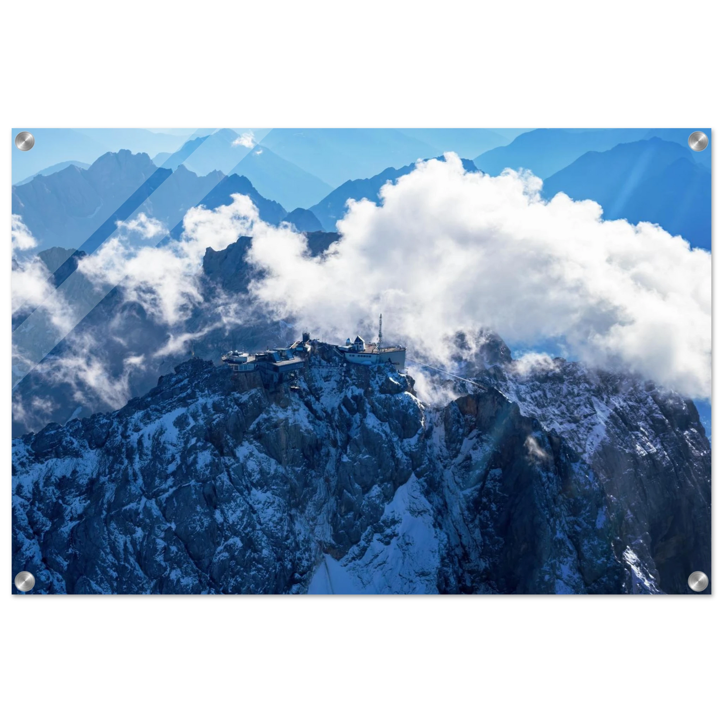 Wandbild alpine majesty gipfelstation im wolkenmeer mit blauen bergsilhouetten