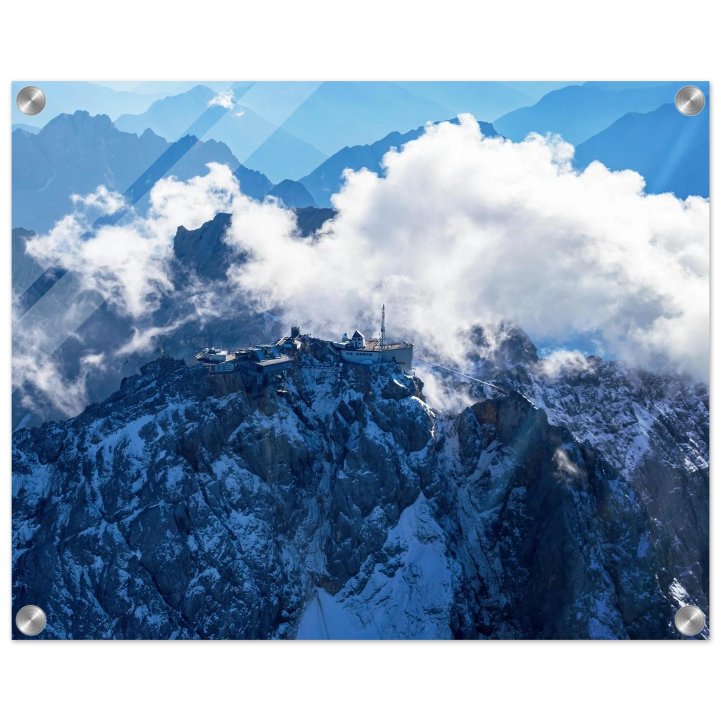 Wandbild alpine majesty gipfelstation im wolkenmeer mit blauen bergsilhouetten
