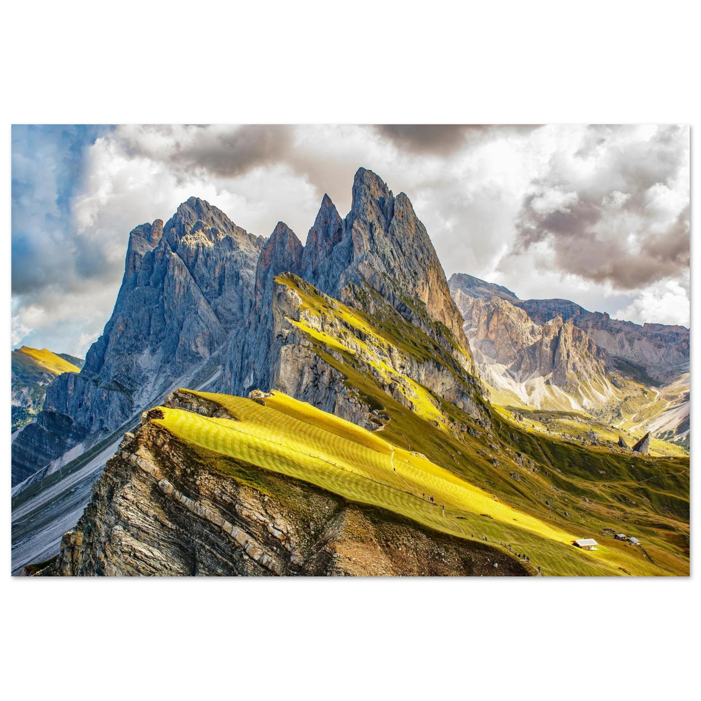 Wandbild seceda alpenglanz atemberaubende dolomiten landschaft mit leuchtenden grashaengen