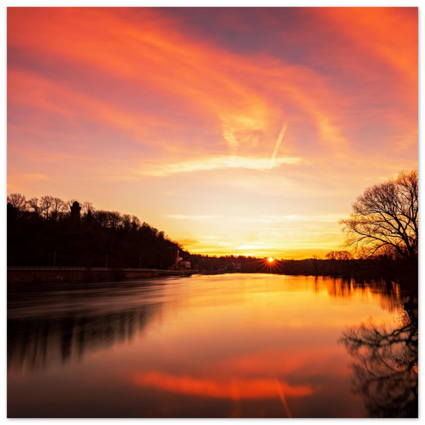 Wandbild dramatischer sonnenuntergang am fluss leuchtende himmelskunst fuer ihr zuhause in ihrer wunschgroesse