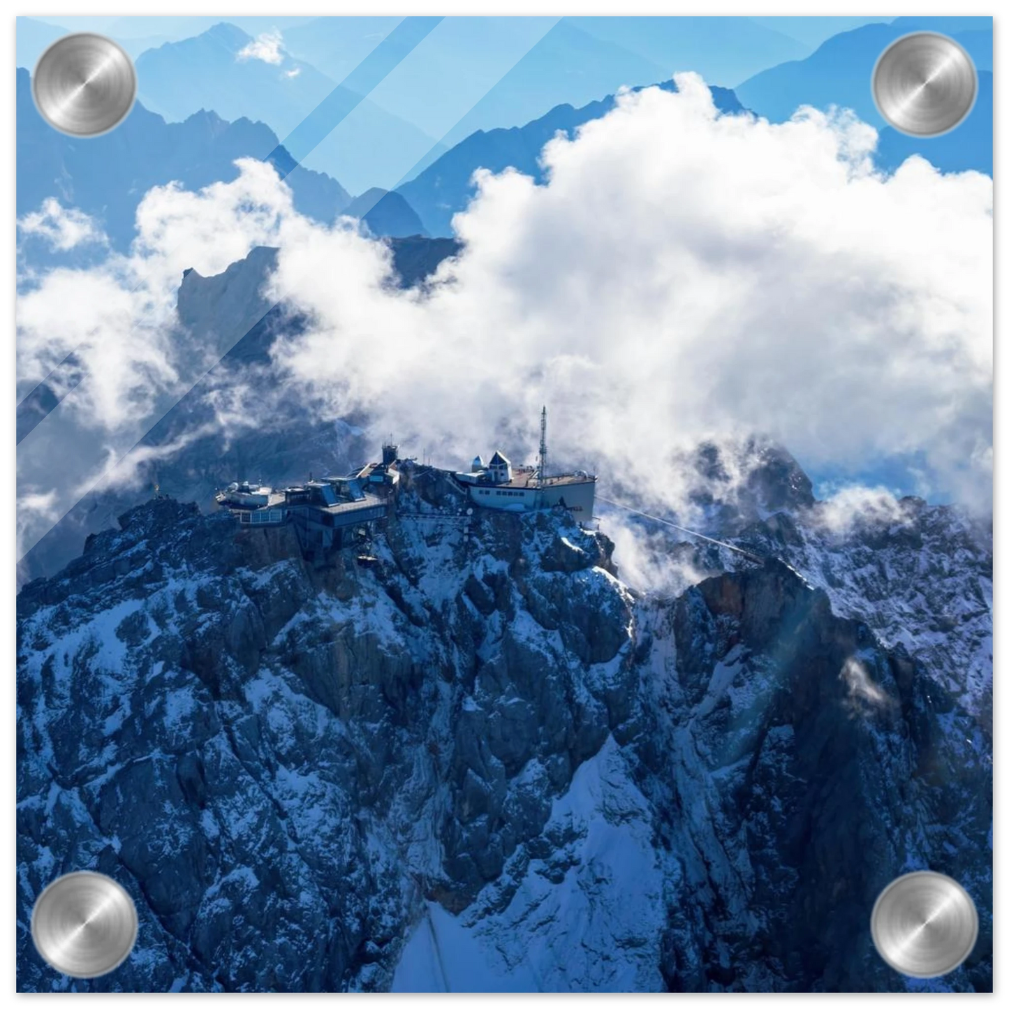 Wandbild alpine majesty gipfelstation im wolkenmeer mit blauen bergsilhouetten