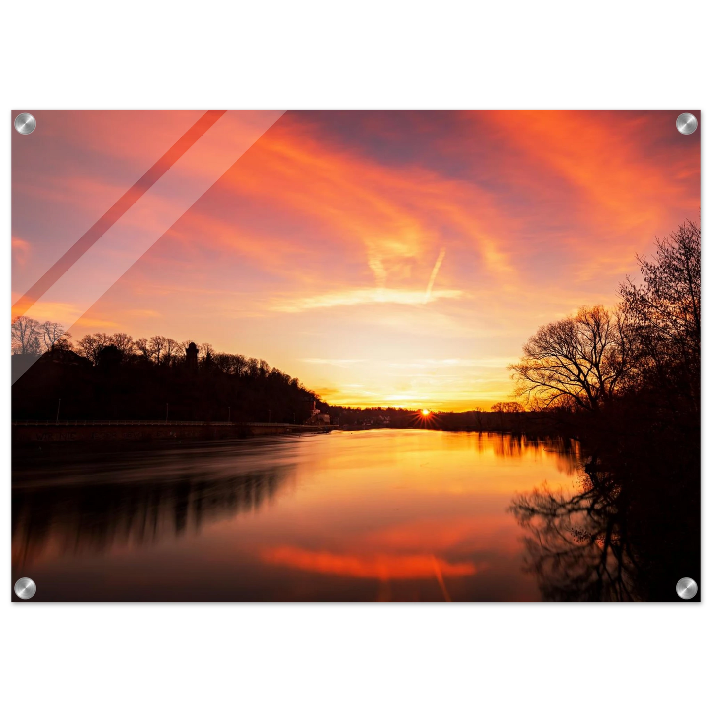 Wandbild dramatischer sonnenuntergang am fluss leuchtende himmelskunst fuer ihr zuhause in ihrer wunschgroesse