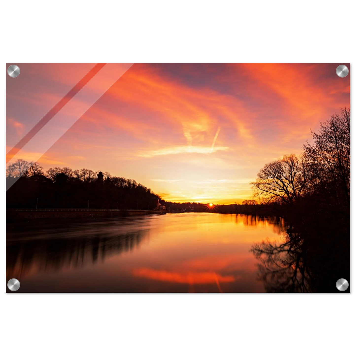 Wandbild dramatischer sonnenuntergang am fluss leuchtende himmelskunst fuer ihr zuhause in ihrer wunschgroesse